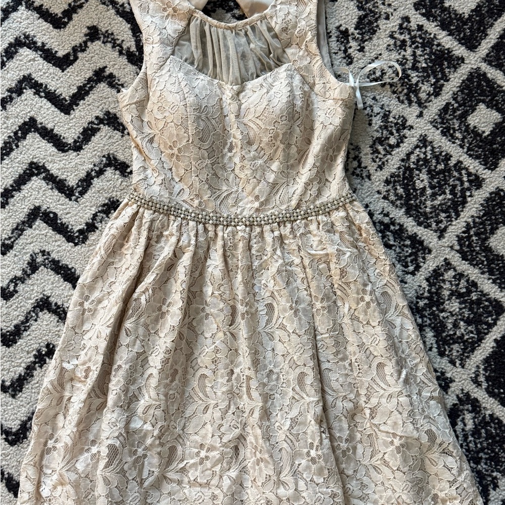 Elegant Lace Sleeveless Dress in Cream